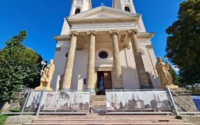 A felsőbányai Nagyboldogasszony-templom bejáratánál újra teljes szépségükben láthatók Szent István és Szent László király szobrai, a több hónapos restaurálást követően.