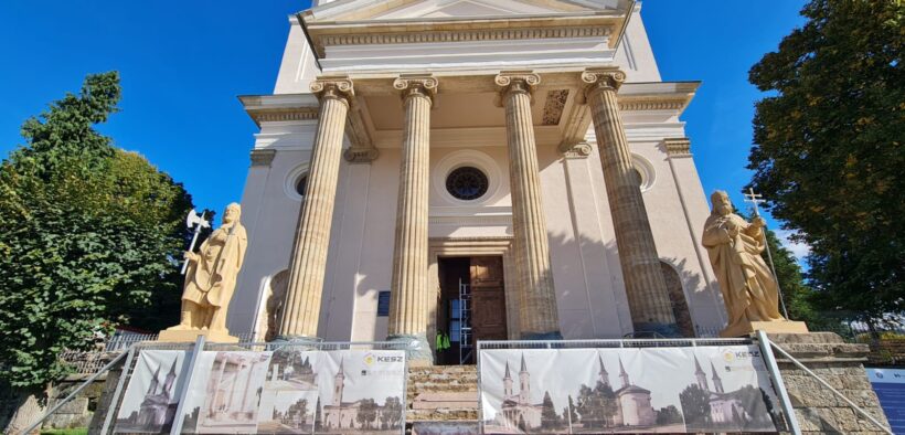 A felsőbányai Nagyboldogasszony-templom bejáratánál újra teljes szépségükben láthatók Szent István és Szent László király szobrai, a több hónapos restaurálást követően.
